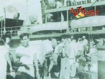 1949年南通学院师生回南通时码头留影