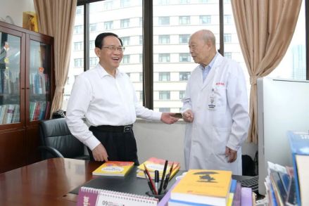 李强看望王振义院士 