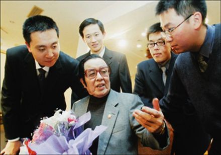 2006年4月裘英俊拜师姜宝林先生   