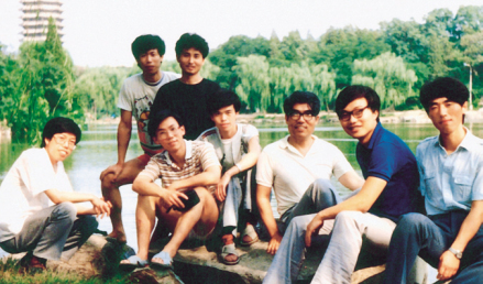 1990年，杨应昌（右3）与学生在北京大学未名湖畔