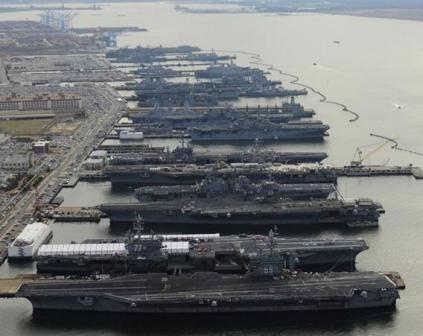 2012年12月20日，美国海军诺福克母港内，5艘