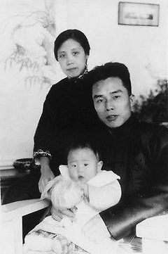 梅贻琦与夫人韩咏华1920年拍摄的家庭照片。