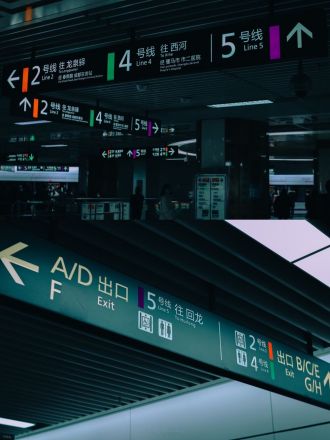 成都地铁站内乘车引导牌