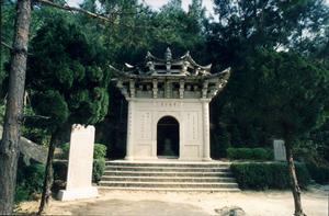 泓一大师舍利塔