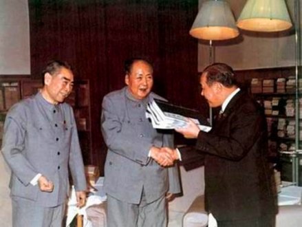 1972年，毛泽东赠送田中角荣《楚辞集注》