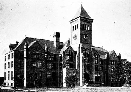 杜克大学在达勒姆市第一座建筑”杜克大楼“
