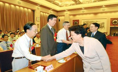 国务委员陈至立与蒋绍愚亲切握手