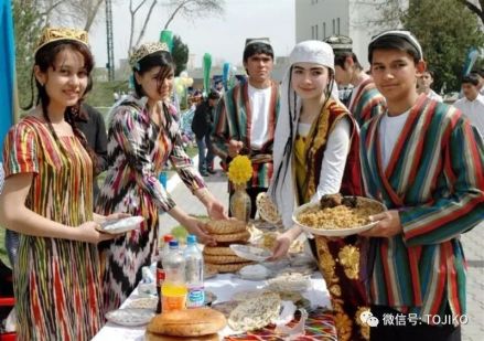 塔吉克人传统的民族服装