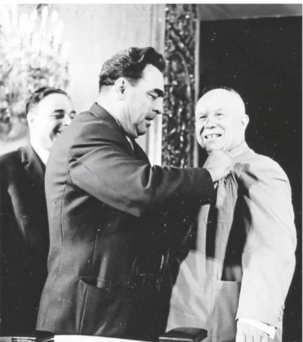 勃列日涅夫为赫鲁晓夫佩戴社会主义劳动英雄勋章