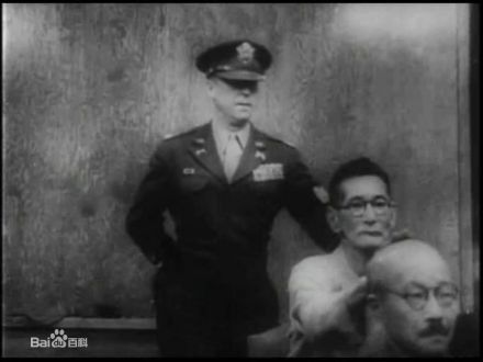 大川周明在法庭上殴打东条秃头装疯