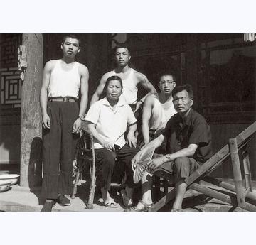 1974年夏，吴冠中全家于北京前海北沿旧宅