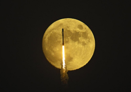 SpaceX猎鹰9号火箭升空 与满月同框 