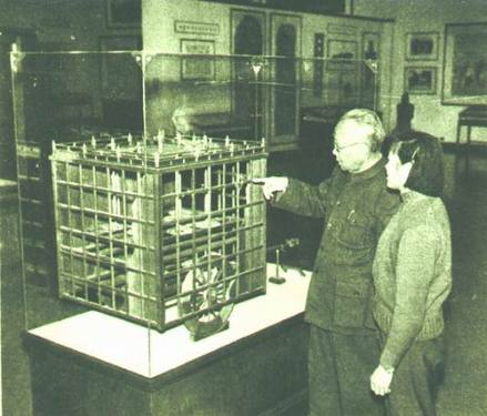 刘仙洲指导学生进行复原研究