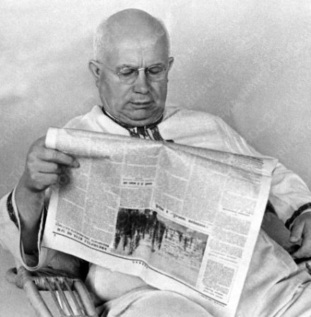 晚年读报的赫鲁晓夫