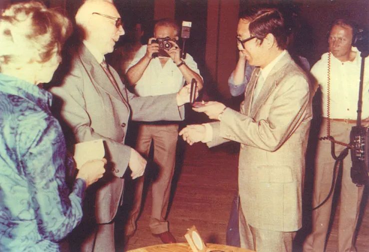 丘成桐于波兰领取菲尔兹奖（1983年）