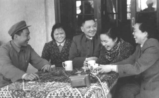 邓小平、卓琳和孩子们在云南欢度春节（1961）