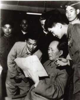 1960年,毛泽东主席在济南听取山东大学教师 讲解运筹学