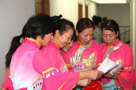 富平家政女工艺术团姐妹在阅读家政通讯