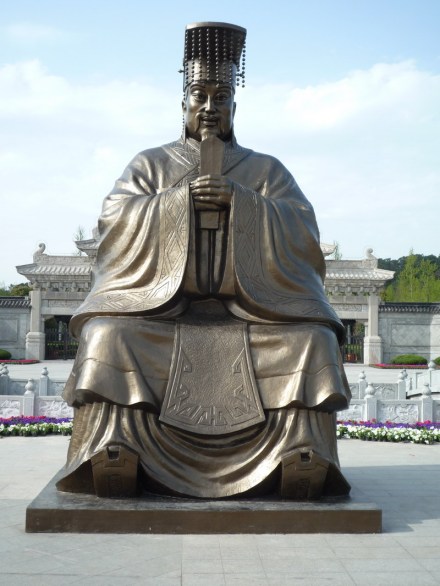 泰伯铜像