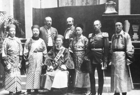 李鸿章1896年访问德国的合影，前坐者为李鸿章