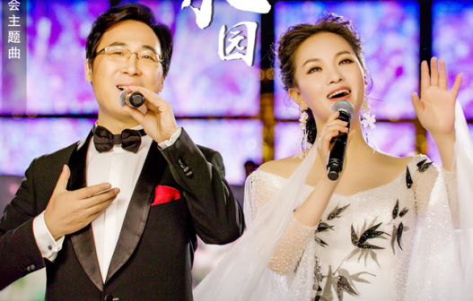 雷佳与廖昌永共同演唱歌曲《赤子》（右一）