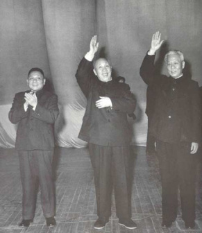 邓小平（左1）等和群众一起欢庆春节（1963年）