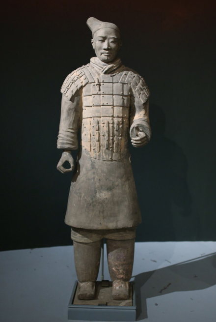 陶盔甲武士俑