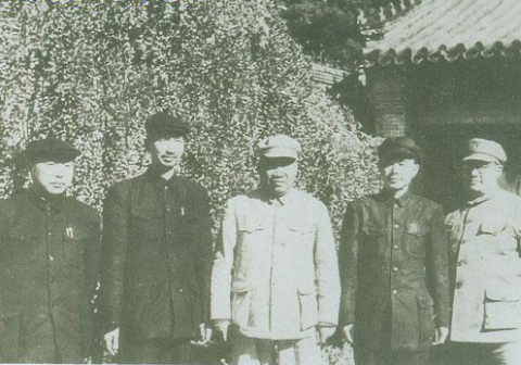 1949年10月,陈明仁(右二)与朱德总司令等合影
