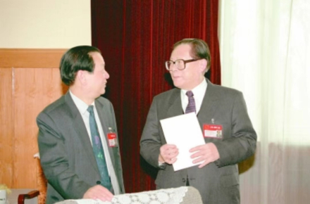 1996年3月5日，江泽民同志和钱其琛同志在休息室交谈 