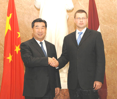 回良玉与拉脱维亚总理东布罗夫斯基斯