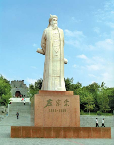 左宗棠雕像（乌鲁木齐水磨沟白塔山公园） 