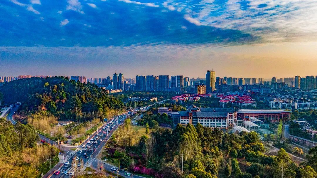 嘉州绿心公园远眺乐山城区