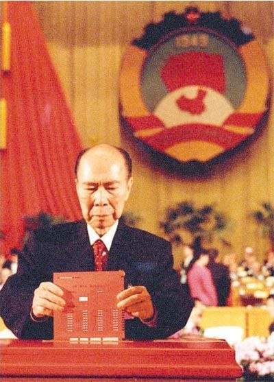 1998年3月全国政协会议马万祺在投票 