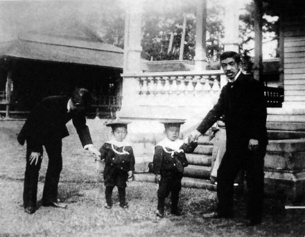1904年与两个儿子和侍从在一起