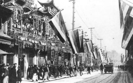 1911上海纷纷挂起象征革命的五色旗