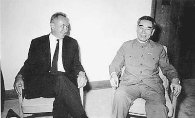 1969年柯西金与周恩来总理在北京机场交谈
