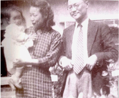 1947年春天全家摄于上海复旦教工宿舍