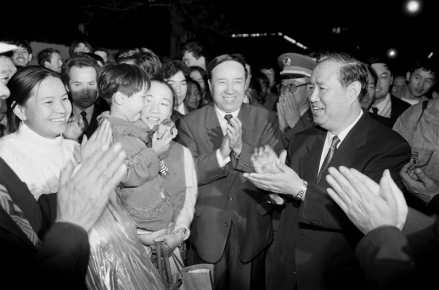 姜春云等同志参加新疆维吾尔自治区成立40周年庆祝活动