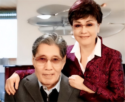 女李谷一 男肖卓能 合照