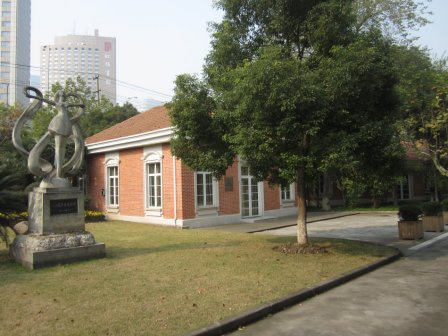 东华大学延安路校区内的光华大学遗迹是长宁区文物保护单位