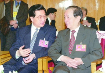 2001年3月5日，胡锦涛同志和钱其琛同志在休息室交谈