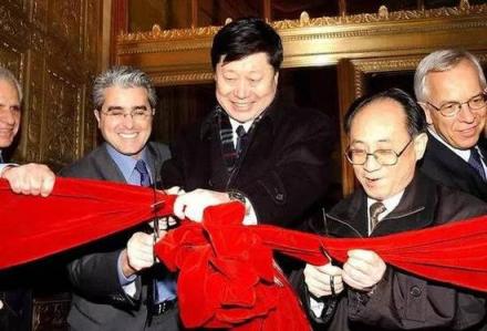 2002年3月4日，张瑞敏（中）在美国纽约曼哈顿为海尔大厦开