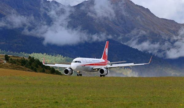 降落在机场的四川航空A319