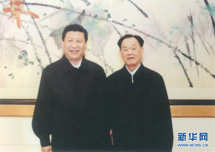 2011年，习近平同志与毛致用同志在一起。 新华社发