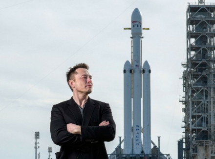 马斯克在SPACEX前留影