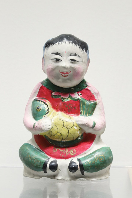 山东泥玩具 抱鱼娃娃