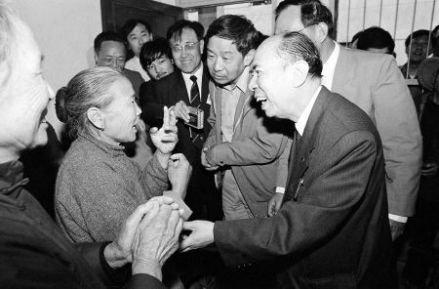 马万祺看望灾民 