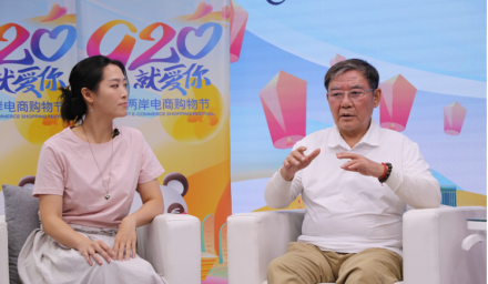 “李立群（右）接受中国台湾网专访