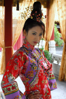《扇娘》中饰演蔷薇格格