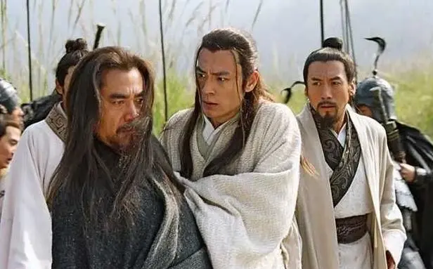 《越王勾践》中饰勾践（左一） 